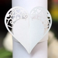 Elegante servilletero de corazón en papel perlado blanco cortado con láser para bodas - Blanco