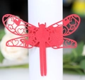 Roter Libellen-Serviettenring aus Papier mit Herz-Ausschnitten für elegante Tischdeko - Perlrot