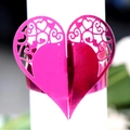 Servilletero en forma de corazón cortado por láser en rojo rosa con calados florales - Rojo Rosa Reflectante