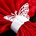 Rond de serviette papillon blanc en papier découpé au laser sur tissu rouge - Blanc
