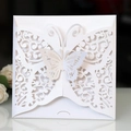 Elegante invito a farfalla bianca tagliata al laser su carta perlata con dettagli 3D - Bianco