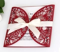 Invitation de mariage élégante rouge foncé découpée au laser avec papillon et ruban crème - Rouge foncé