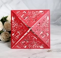 Détail d'invitation de mariage rouge découpée au laser sur marbre avec des roses - Rouge Perlé