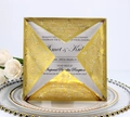 Elegante goldene lasergeschnittene Hochzeitseinladung mit floralem Muster auf Keramikteller - Glänzendes Gold