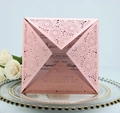 Rosafarbene lasergeschnittene Hochzeitseinladungskarte mit weißem Einlegeblatt - Rosa