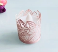 Dettaglio del paralume in carta traforata rosa chiaro con una candela LED a luce bianca - Rosa