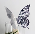 Dettaglio farfalla 3D argento tagliata al laser sul bordo di un calice da vino elegante - Argento Riflettente