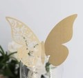 Dettaglio segnaposto a farfalla dorata intagliata al laser su calice da matrimonio - Oro Champagne