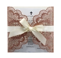 Détail d'invitation de mariage rose doré découpée au laser avec ruban et texte - Or Pomme