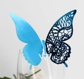 Segnaposto a farfalla blu tagliato al laser con motivo traforato su un bicchiere per nozze - Blu Riflettente
