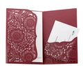 Faire-part de mariage bordeaux découpé au laser avec motifs floraux et pochette chic - Rouge foncé