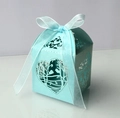 Detail der Laserschnitt-Herz- und Vogelmuster auf hellblauer Gastgeschenkbox - Tiffany Blau
