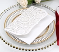 Invitation de mariage blanche découpée au laser avec motif floral sur une assiette - Blanc