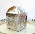 Silberne lasergeschnittene Pralinenschachtel mit Blumenmuster und weißem Seidenband - Reflektierendes Silber