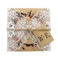 Edle Laser-Cut-Hochzeitseinladung mit weißer Spitzenhülle und rustikalem Juteband-Verschluss - Weiße lasergeschnittene Spitze