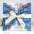 Invitation mariage pailletée bleu marine avec nœud en soie blanche et carte à fleurs - Bleu Royal Pailleté
