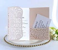 Faire-part de mariage découpé au laser rose clair avec motifs fleurs et cartes - Rose Chair