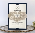 Detalle de la invitación de boda azul marino con fajín dorado de purpurina y corazón - Dorado Corazón