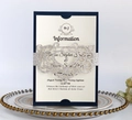 Detalle de invitación de boda azul cortada con láser y banda de purpurina plateada - Corazón de Plata