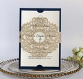 Detalle de invitación de boda azul marino cortada con láser y banda dorada brillante - Patrón Europeo Dorado