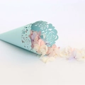 Coni per petali di nozze azzurro chiaro tagliati al laser con motivi a rose eleganti - Blu Chiaro