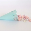 Cono portariso in carta celeste intagliato al laser con cuori per petali di matrimonio - Blu Chiaro