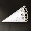 Cono per coriandoli nuziali bianco in carta con motivo a cuore tagliato al laser - Bianco
