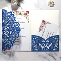 Dunkelblaue glitzernde Laser-Cut-Hochzeitseinladung mit floraler Karte und RSVP-Set - Glitzer Königsblau