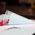 Cono portariso azzurro tagliato al laser con motivo floreale traforato per matrimoni - Blu Chiaro