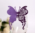 Dettaglio macro segnaposto a farfalla viola glitterata con intaglio laser sul bordo vetro - Viola scuro