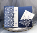 Détail du faire-part de mariage bleu marine découpé au laser avec motif floral - Bleu foncé