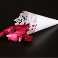 Cono portariso bianco a farfalla traforata con petali di rose rosse per matrimoni - Bianco