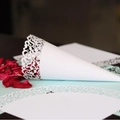 Elegante cono di carta bianco traforato al laser per petali di nozze e confetti - Bianco