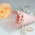 Cono per petali in carta rosa tagliata al laser con delicati motivi di farfalle - Rosa
