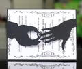 Laserschnitt-Hochzeitseinladungshülle aus schwarzem Karton mit romantischer Ringsilhouette - Schwarz