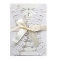 Invito a nozze bianco tagliato al laser con piuma, nastro e dettaglio croce elegante - Bianco