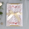 Elegante invito di nozze tagliato al laser con inserto floreale e fiocco in raso - Copertina Cava + Inserto + Busta + Fiocco / Bianco (Inserto Con Stampa Rosa Rosa)