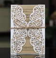 Detail van lasergesneden uitnodiging met kraftpapier-inzet en rustiek touwtje - Wit