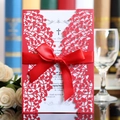 Dettaglio dell'invito rosso tagliato al laser con nastro di raso e elegante design floreale - Rosso