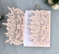 Ροζ προσκλητήριο γάμου laser-cut με κομψό floral διάτρητο σχέδιο και λευκή κάρτα - Σαρκί ροζ