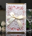Elegante weiße Laserschnitt-Hochzeitseinladung mit Schleife und floraler Innenkarte - Weiß