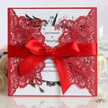Elegante lasergeschnittene rote Hochzeitskarte mit Seidenschleife und weißem Einleger - Perlrot