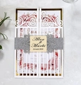 Dettaglio dell'invito di nozze intagliato al laser con cintura glitterata e fiori rosa - Design a Porta Europea Traforata (HK-14)
