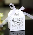 Elegante scatola per bomboniere bianco perlato con foglie traforate e nastro di seta - Bianco