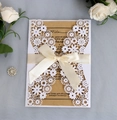 Elegante invito di nozze tagliato al laser con pizzo bianco e un fiocco in nastro crema - Bianco