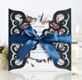 Dettaglio macro dell'invito di nozze glitterato blu scuro con fiocco di nastro - Blu Brillantinato