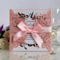 Rosa Laserschnitt-Hochzeitseinladung mit Satinschleife und Blumen-Innenkarte - Rosa