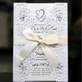 Elegante invito di nozze tagliato al laser con motivo a foglie e nastro di raso bianco - Bianco