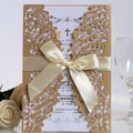 Elegante invito di nozze dorato tagliato al laser con un fiocco di nastro bianco - Beige Oro
