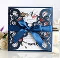 Dettaglio dell'invito di nozze blu navy tagliato al laser con elegante fiocco - Blu scuro